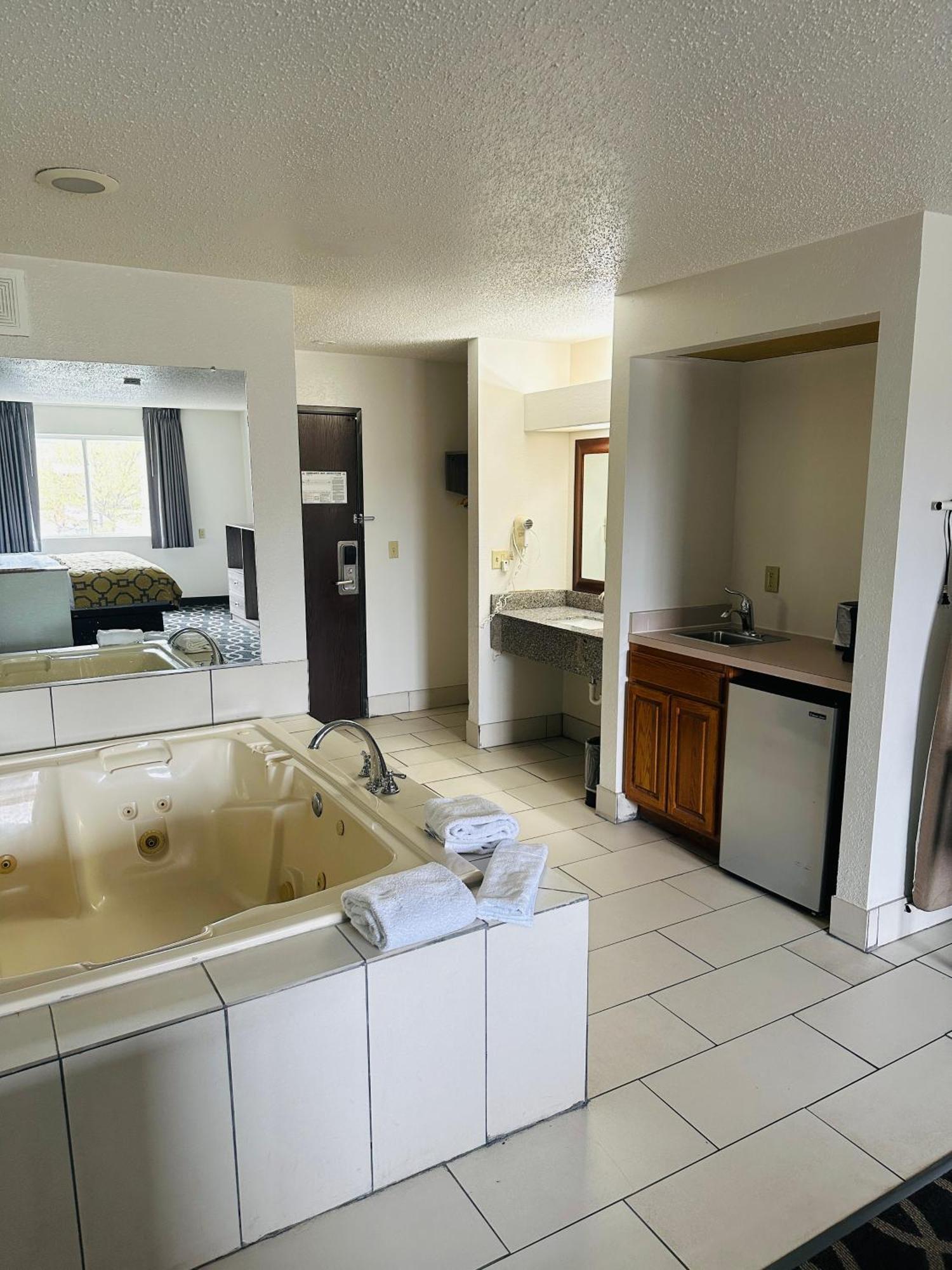 Baymont By Wyndham Piqua Hotel Bagian luar foto