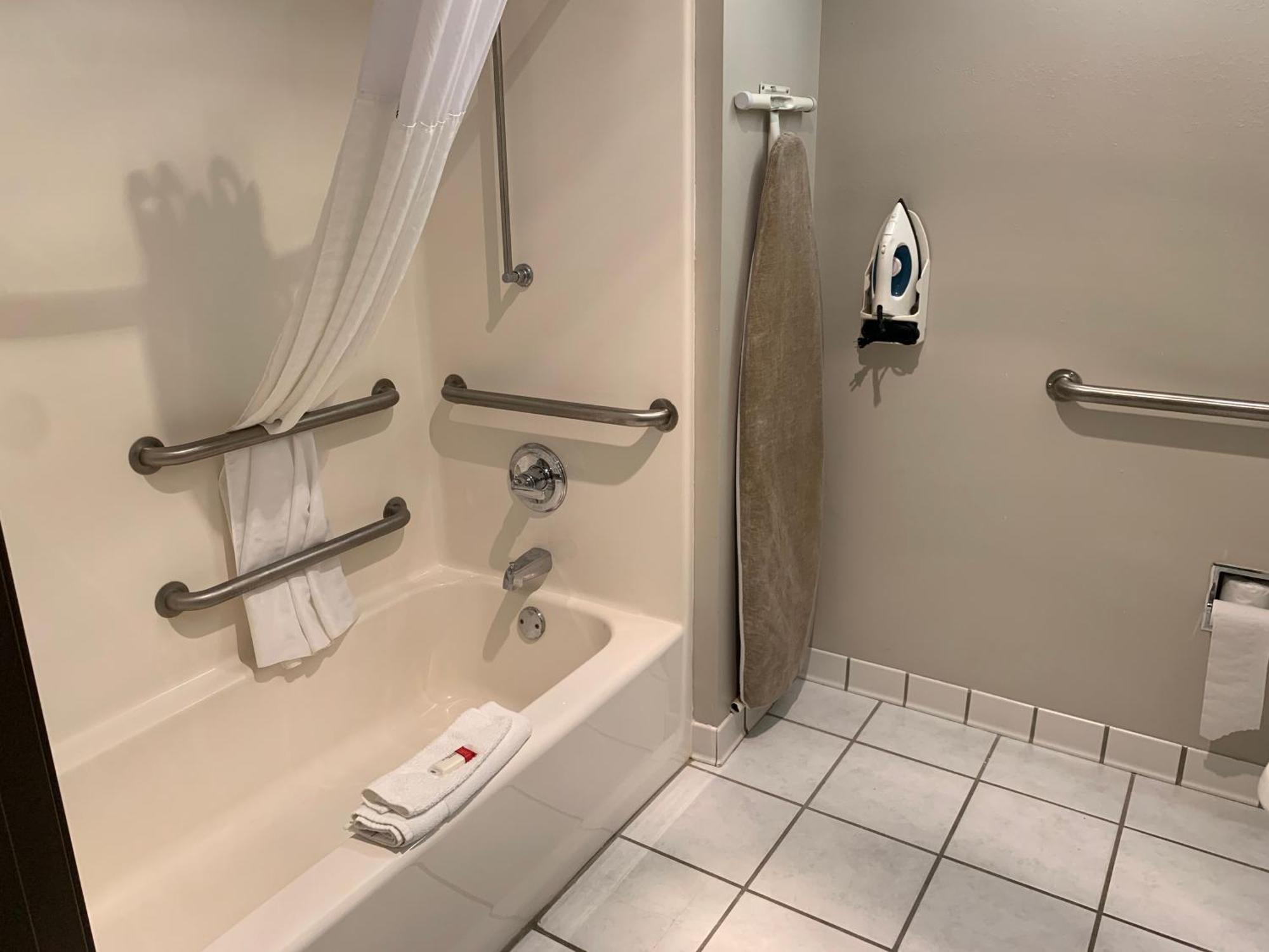 Baymont By Wyndham Piqua Hotel Bagian luar foto
